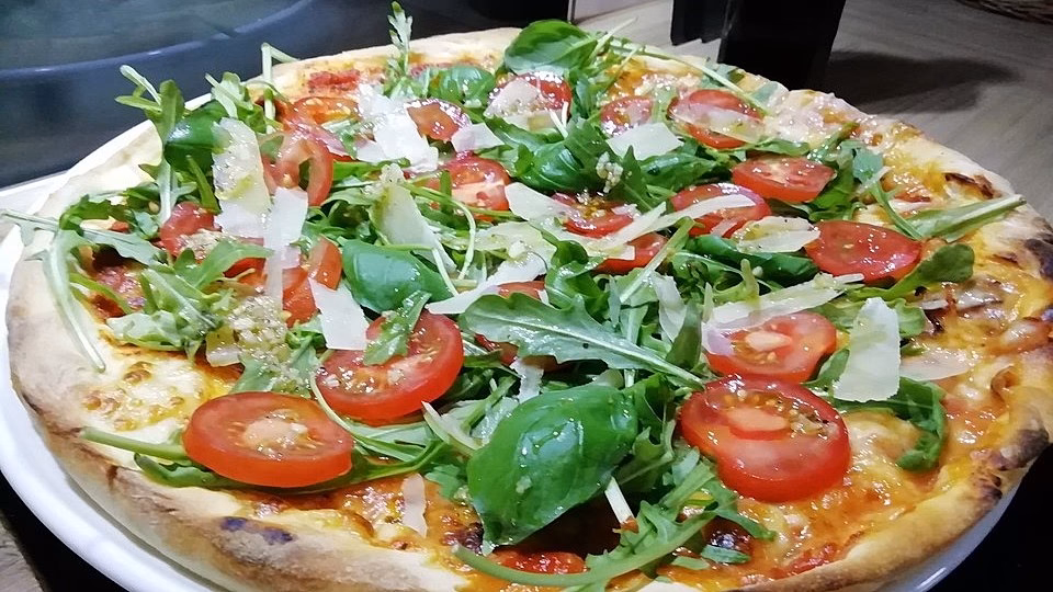 Wie kann man Pizza mit Rucola Backen?