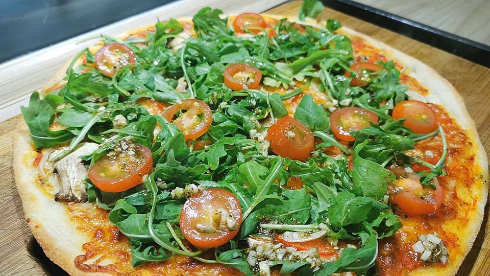 Wie bereite ich eine Pizza zu?