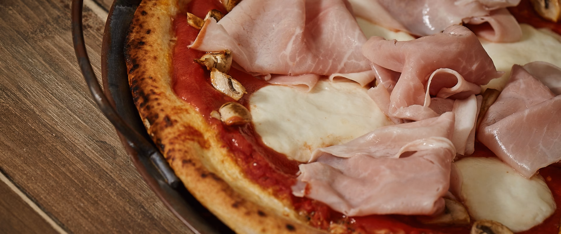 Wie macht man eine Pizza mit Mozzarella?