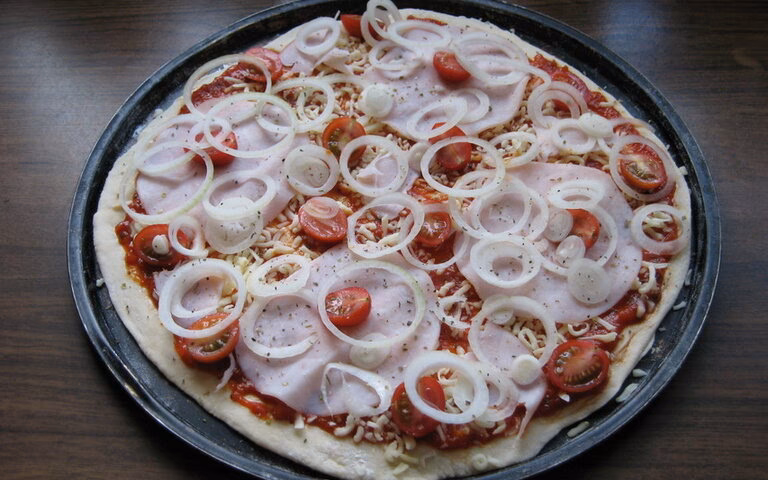 Wie macht man eine Pizza mit Schinken?