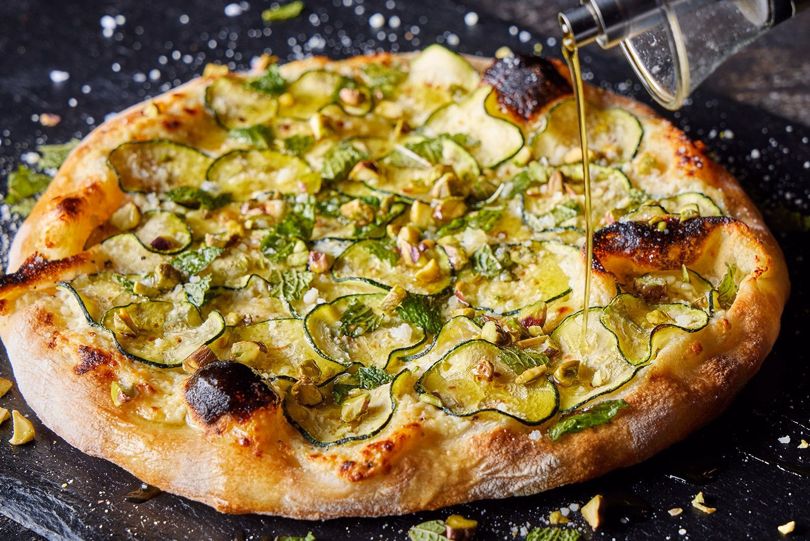 Wie macht man eine Zucchini Pizza?