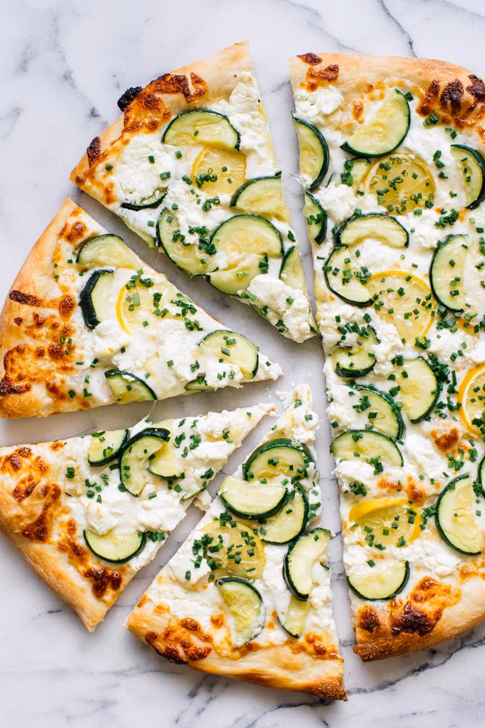 Wie macht man eine Zucchini Pizza?
