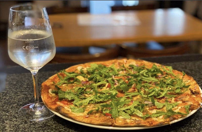 Was gibt es in der Pizzeria Fratelli in Düsseldorf?