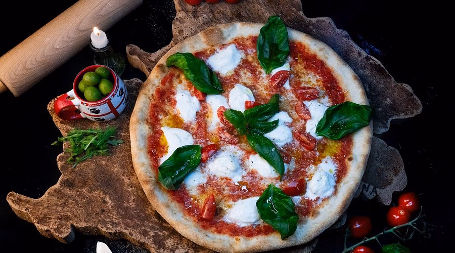 Was bietet die Pizzeria La Piccola in Bad Oeynhausen?