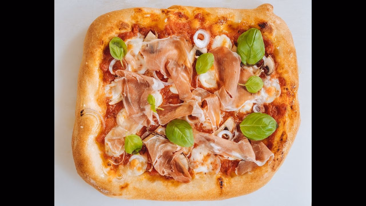 Wie bereite ich eine Pizza in den Backofen vor?