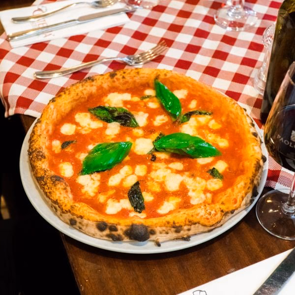 Wie viele Plätze hat die Osteria?