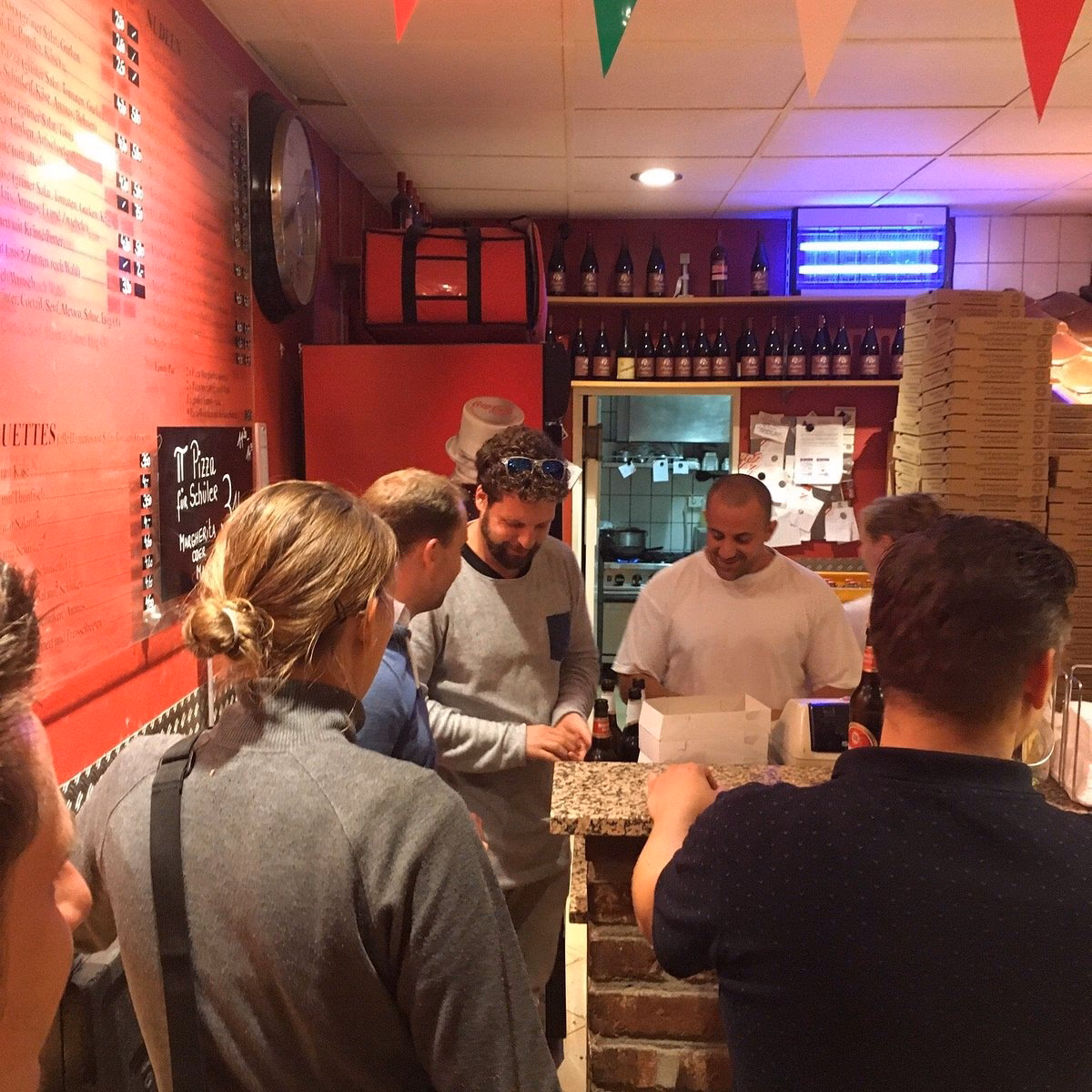 Was bietet die Pizzeria Pizza Pazza?