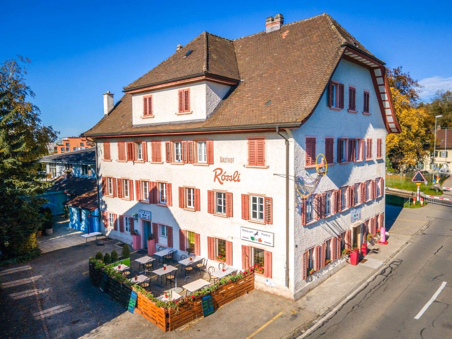 Was gehört zu einer Pizza?