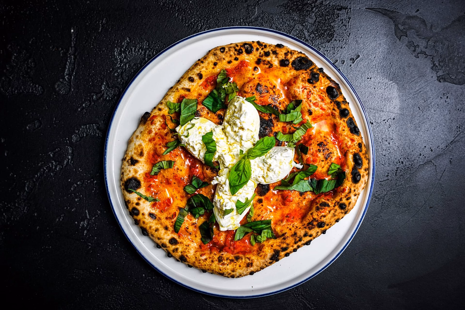 Wie bereite ich Pizzateig in den Backofen vor?