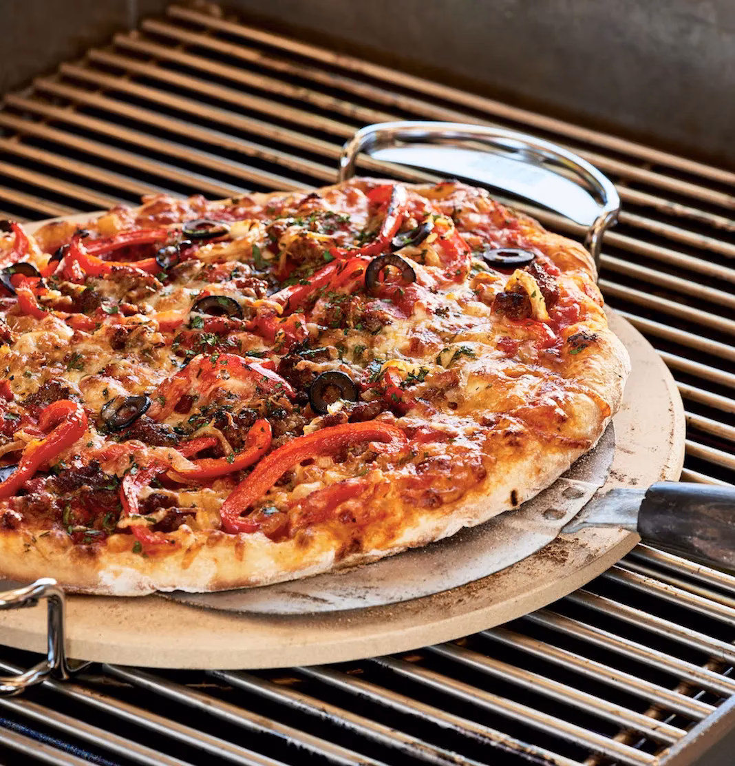 Wie platziere ich eine Pizza auf dem Pizzastein?