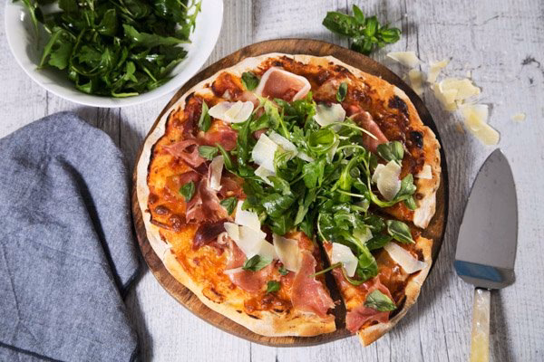 How do you eat a pizza with prosciutto?