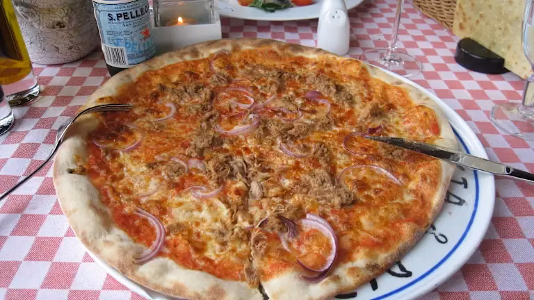 Wie viele Gerichte hat die Paparazzi Pizzeria aus Rostock?