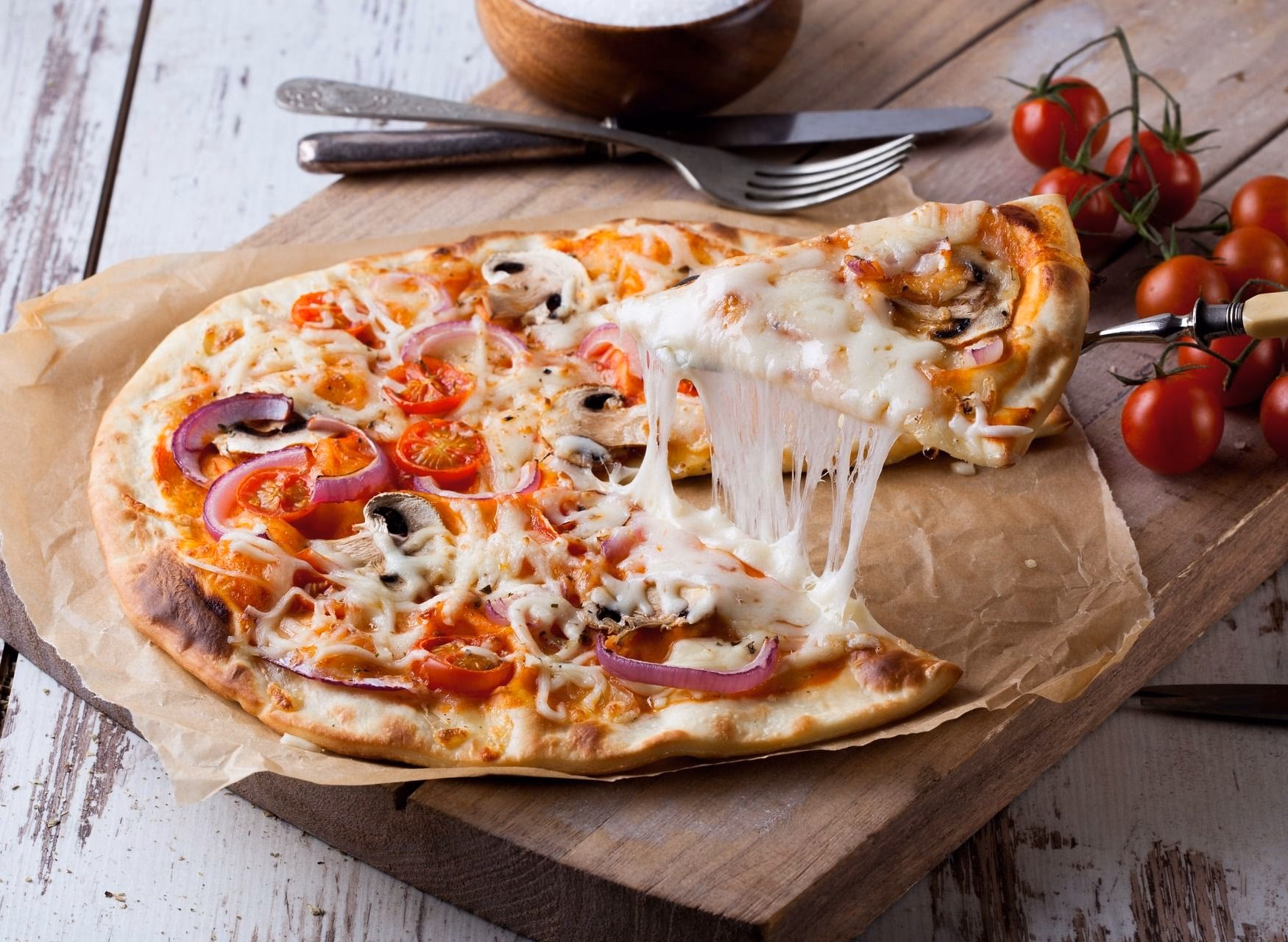 Wie kann man Mozzarella auf Pizza backen?