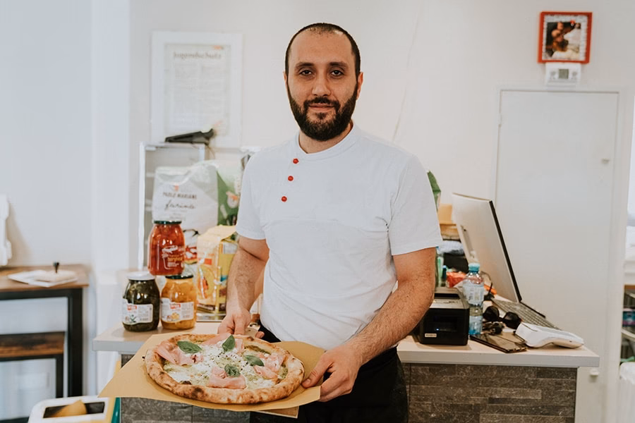 Was gibt es in der L'Osteria in Salzburg zu essen?