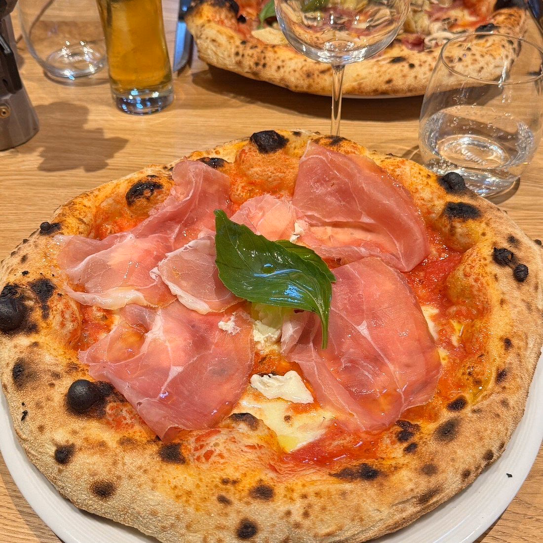 Wie werden Pizzateig-Inseln serviert?