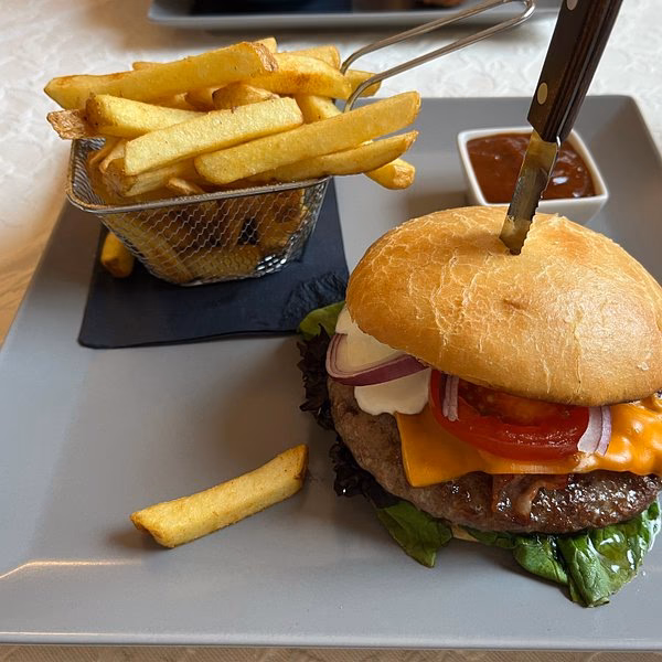 Was bietet die Pizzeria direkt am See?