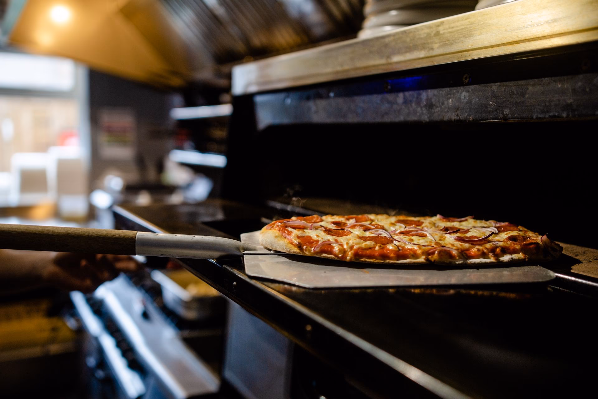 How hot should a pizza oven be?