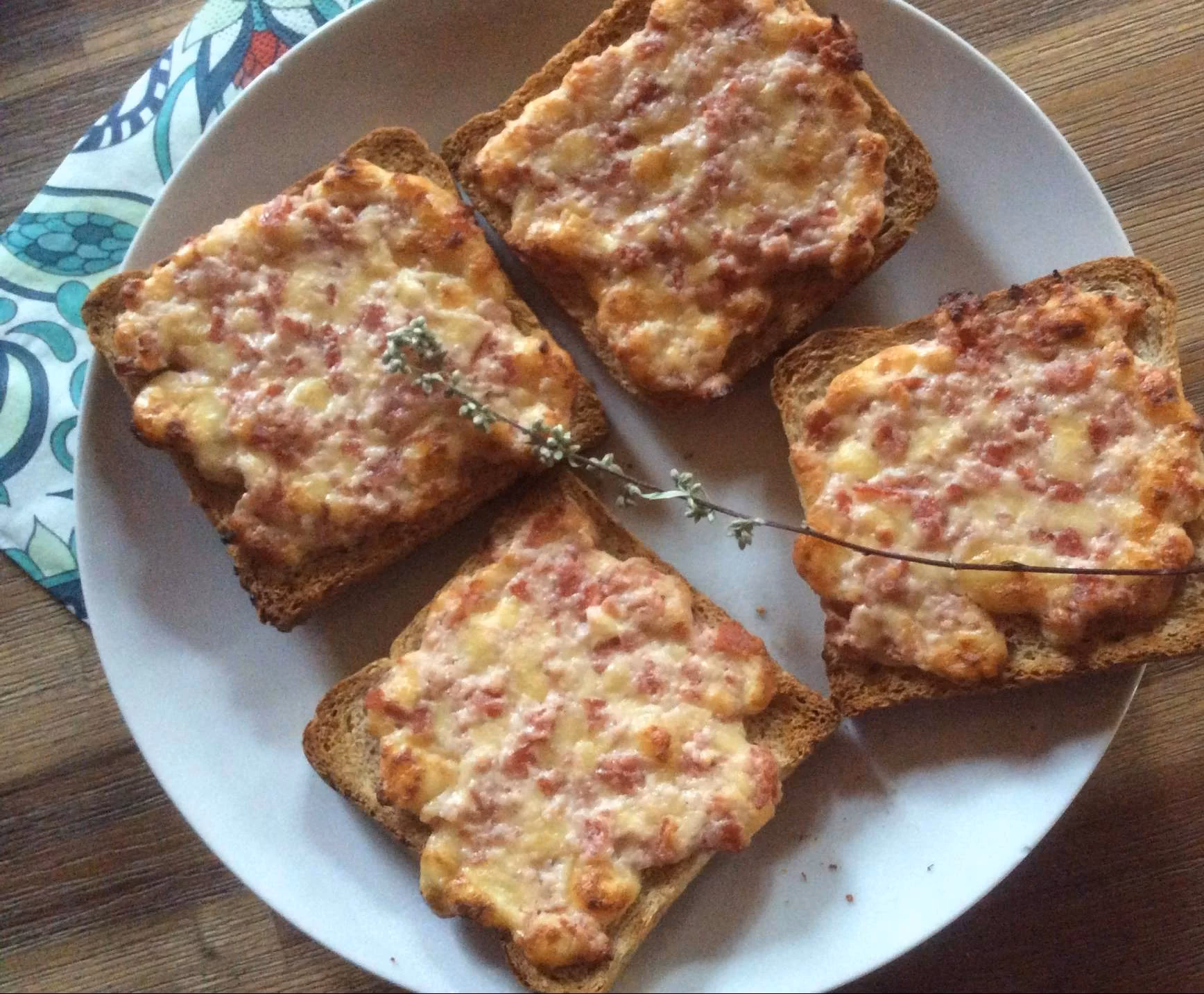 Wie bereite ich Pizza-Toasts zu?