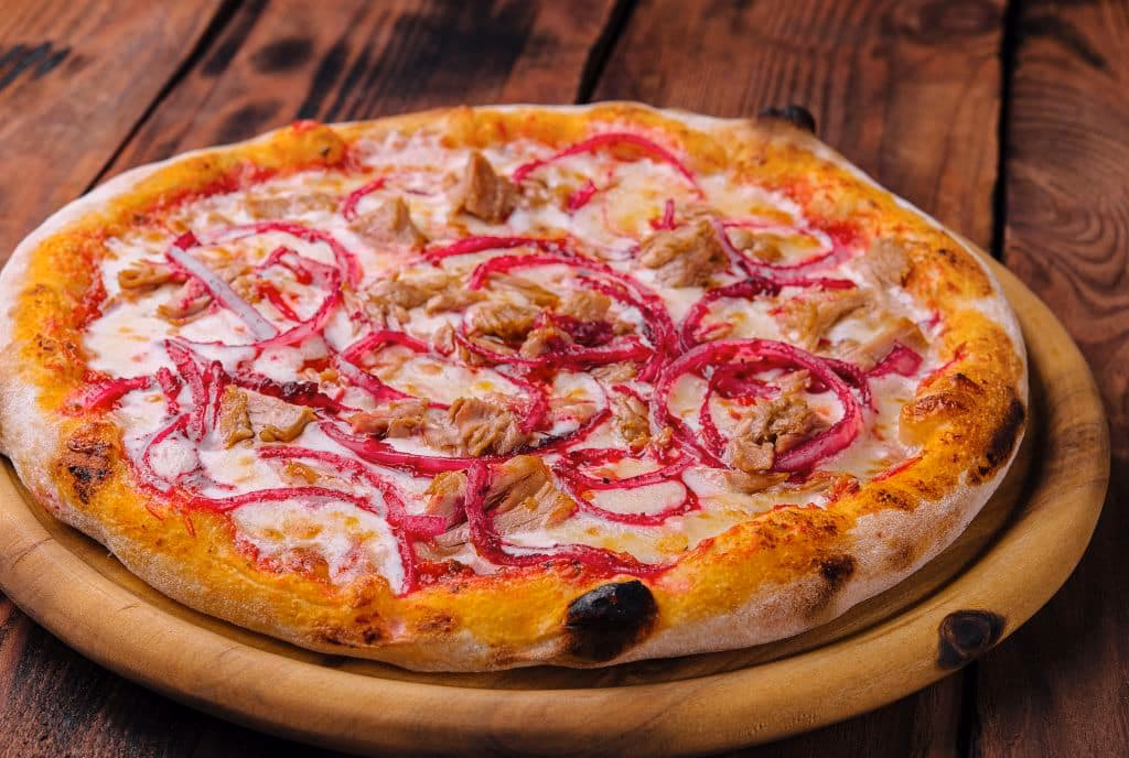 Wie bereitet man eine Pizza mit Thunfisch zu?