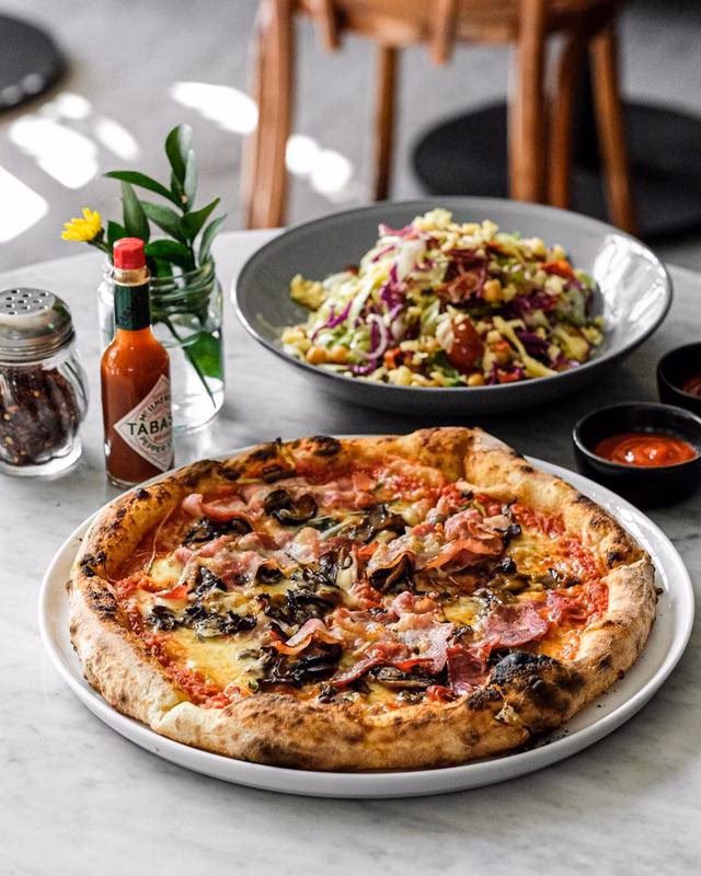 How do I place an order at Pizza Bagus?