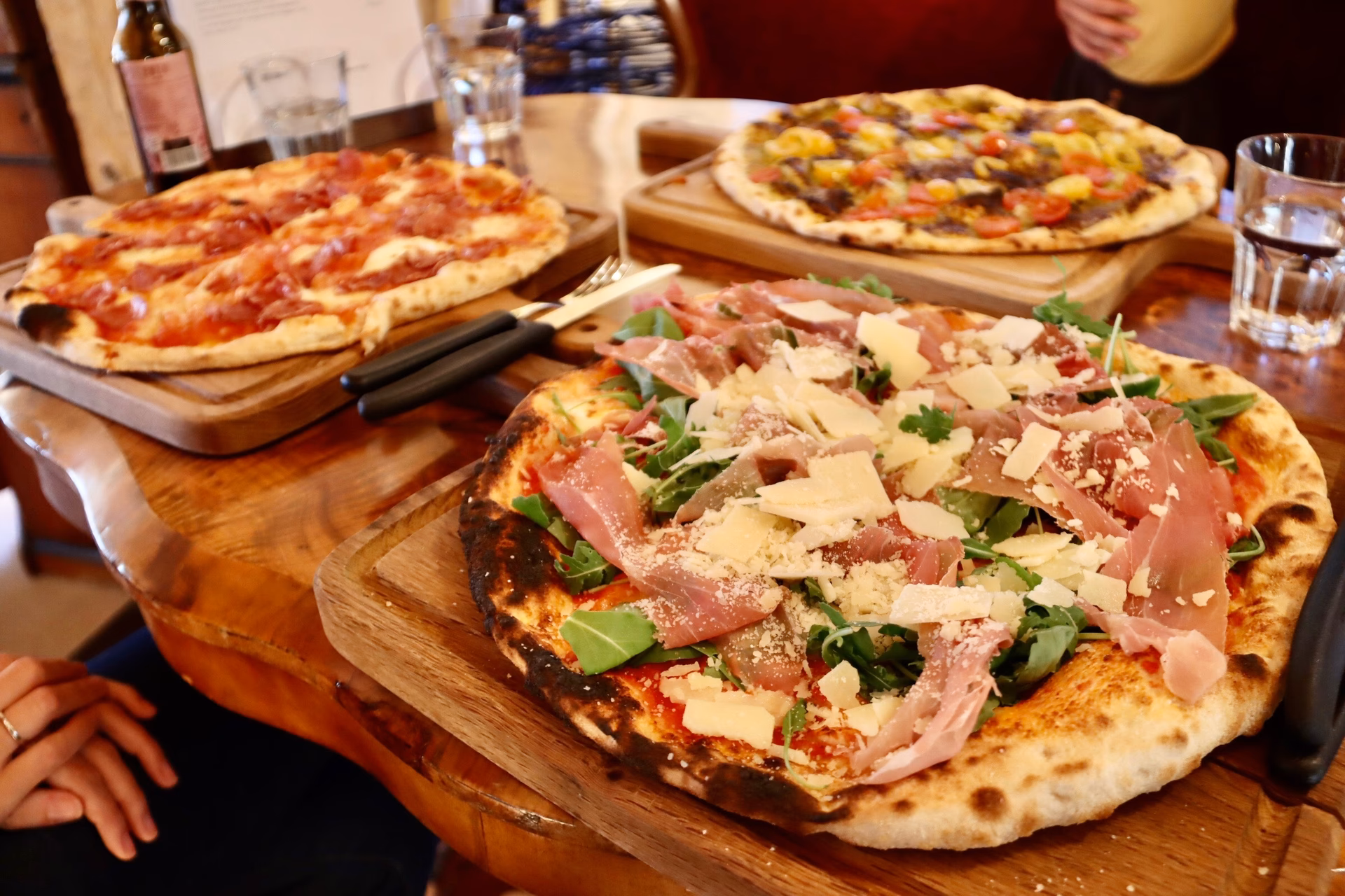 Wie wird der Pizzateig hergestellt?