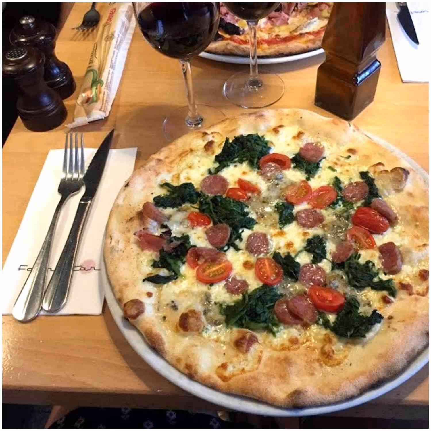 Où trouver des pizzas traditionnelles à la grande place et Manneken Pis ?