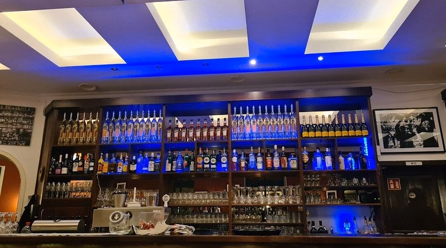 Wie weit ist Trattoria del Corso von der S-Bahn entfernt?