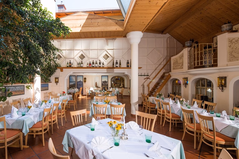 Wie heißt das Hotel-Restaurant Zum Schwarzen Bären in Emmersdorf an der Donau?