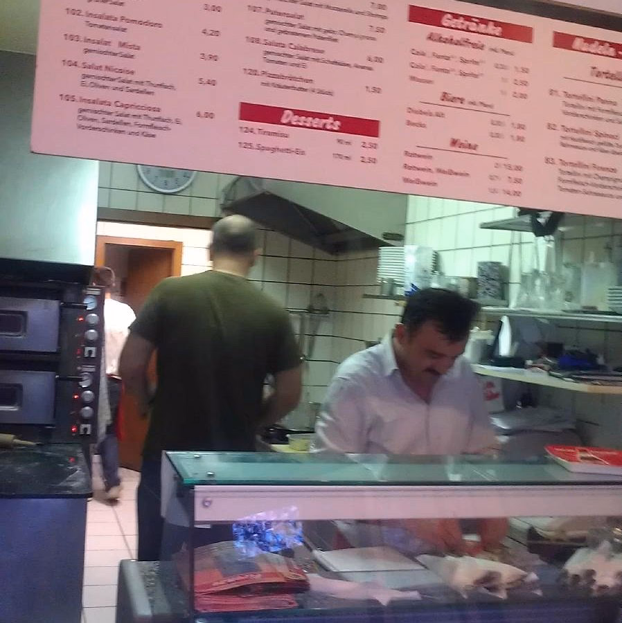 Wie weit ist Firenze Pizzeria von Düsseldorf entfernt?