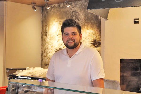 Wer begrüßt sie in der Pizzeria Rossini?