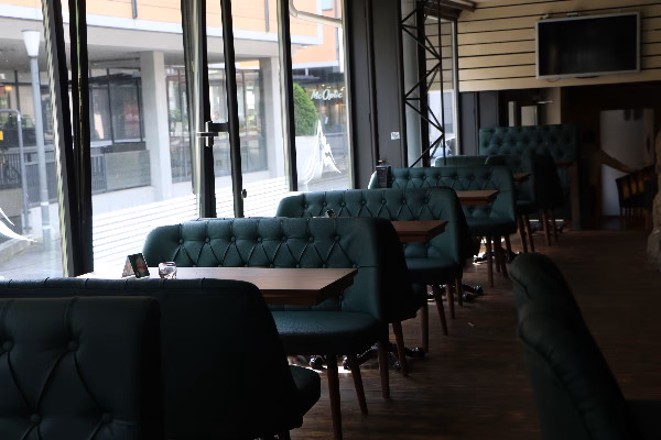 Wie viele Personen passen ins Restaurant Rossini?
