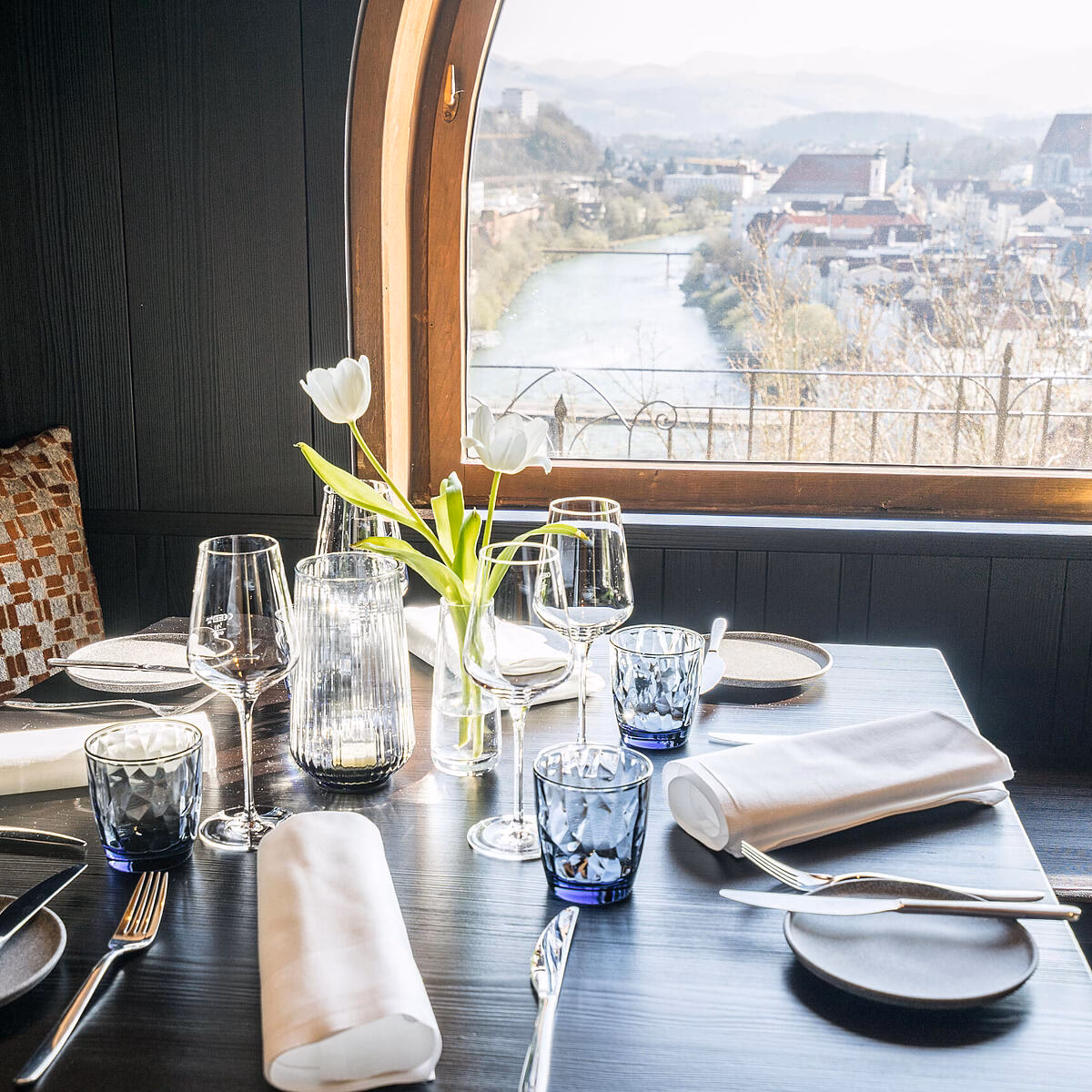 Was bietet die Speisekarte über den Dächern von Steyr?