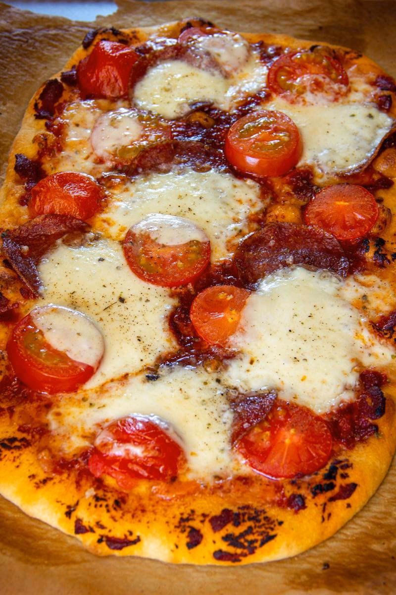 Wie kann man Pizza ohne Backpapier Backen?