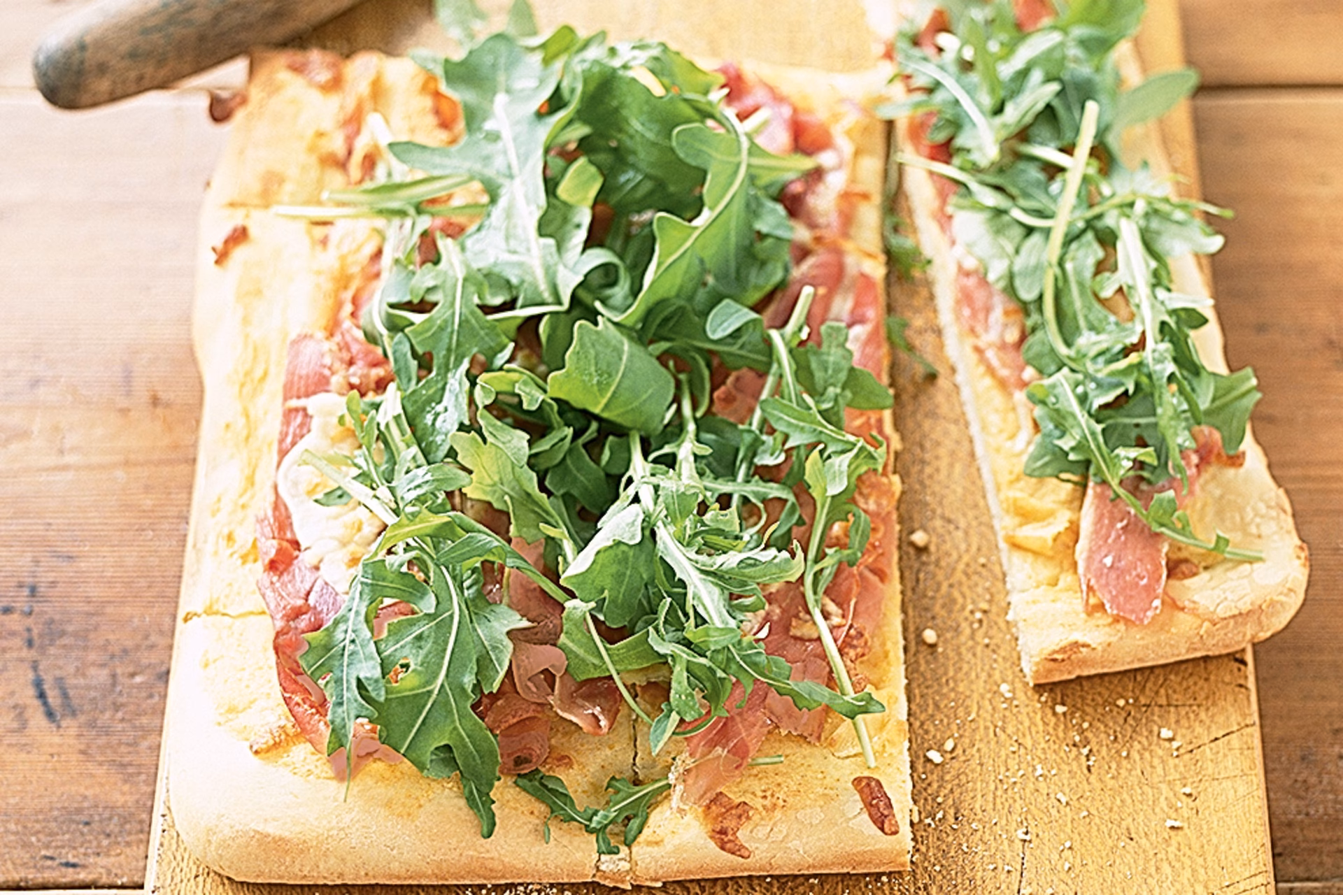How do you eat a pizza with prosciutto?