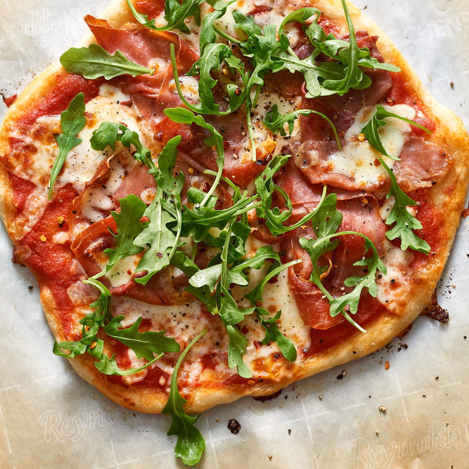 How do you make a pizza with arugula?