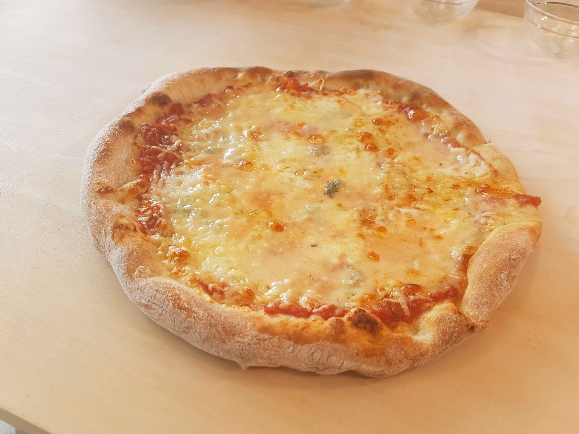 Wie bereite ich einen Teigballen zu einer Pizza aus?