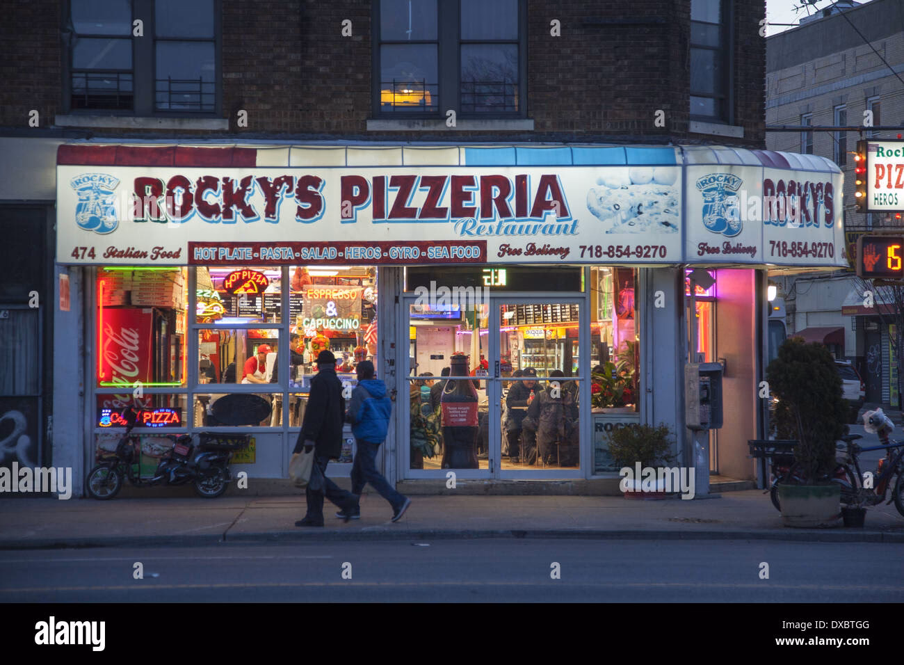 Does Roey's have a happy hour?