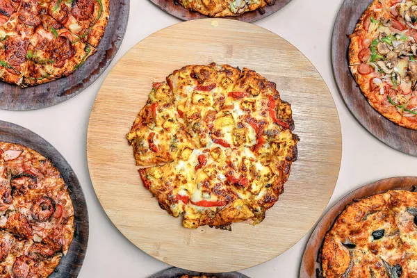 What foods are available at Ronnie's Pizza House?