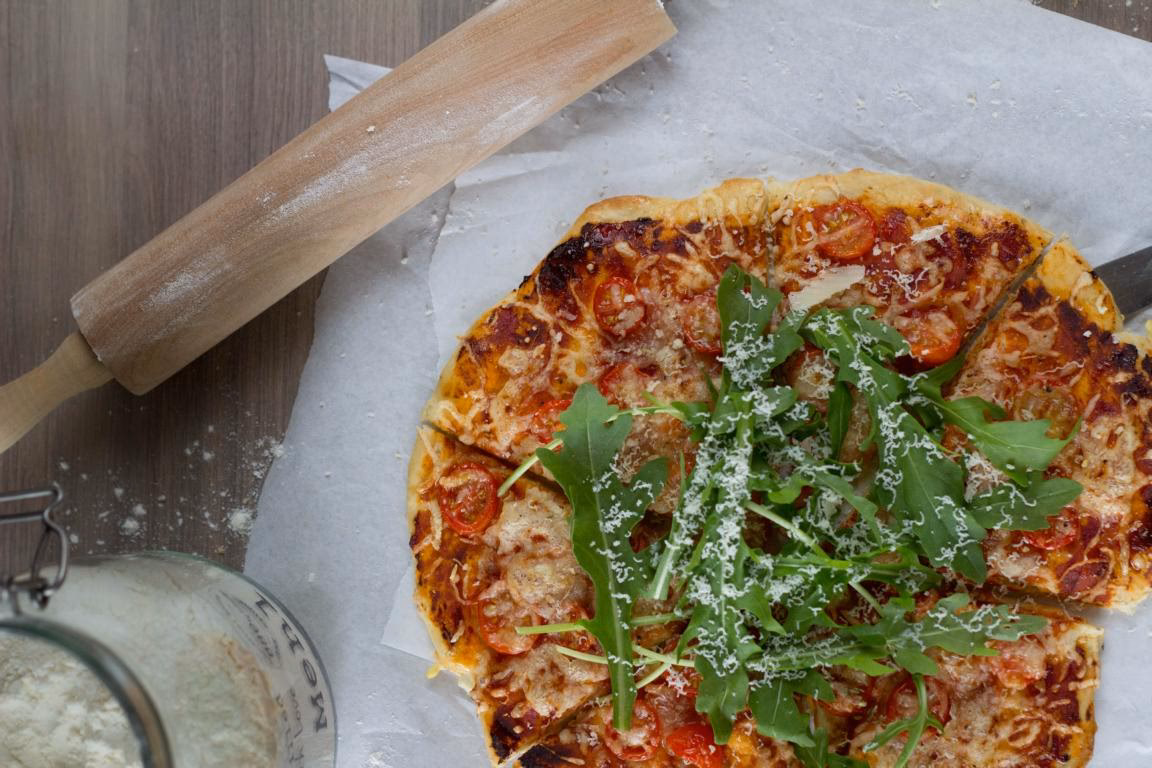 Wie bereite ich eine Pizza vor dem Backen vor?