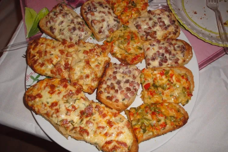 Wie bereite ich vegetarische pizzabrötchen zu?