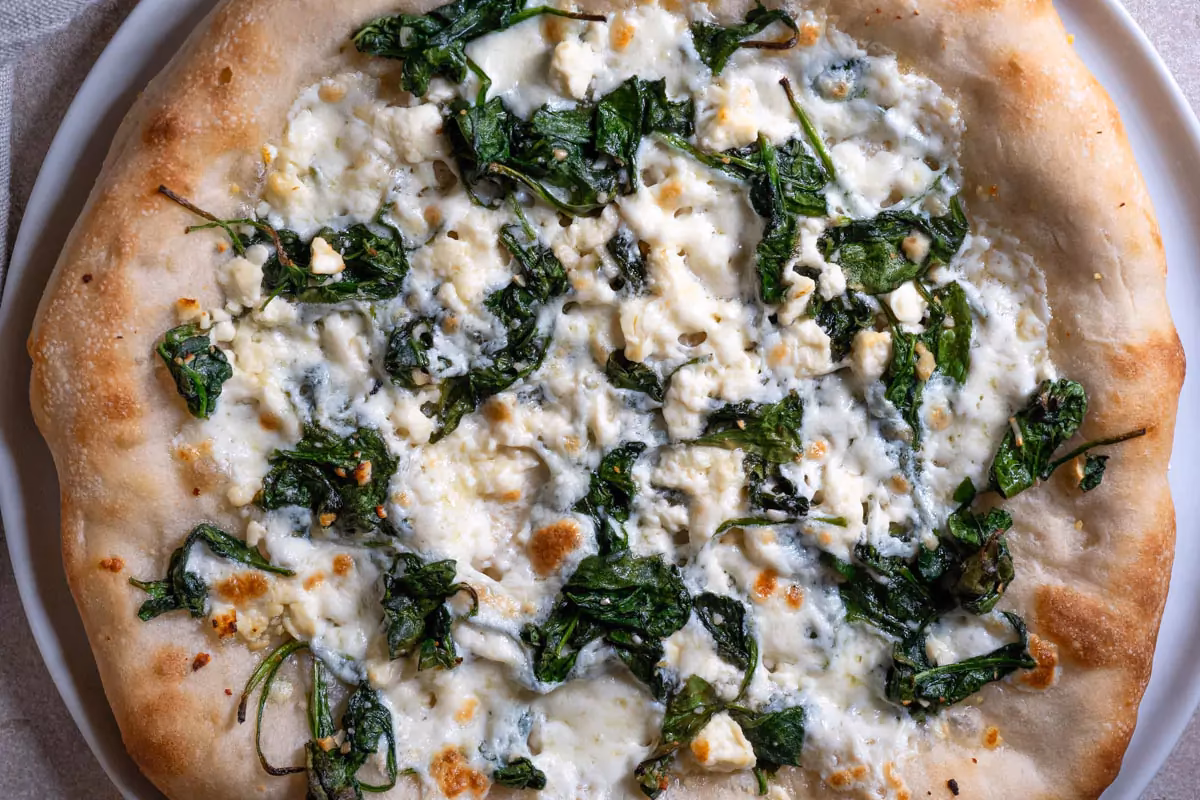 How do you make a spinach feta flatbread pizza?