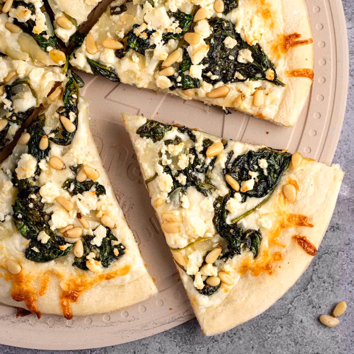How do you make a spinach pizza crust?