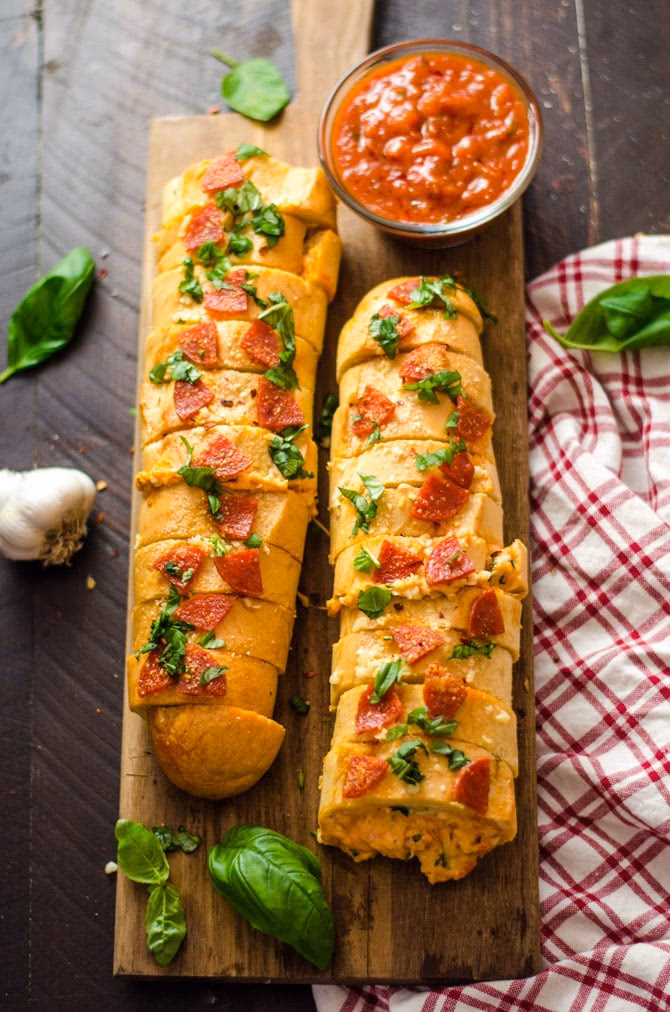 How do you make a pizza bread with tomato sauce?