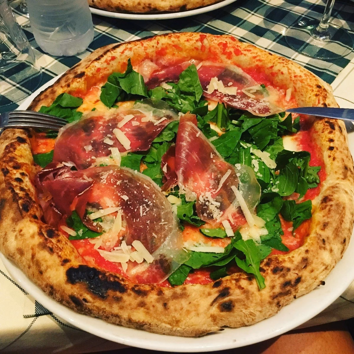 Was kann man in der Taverna genießen?