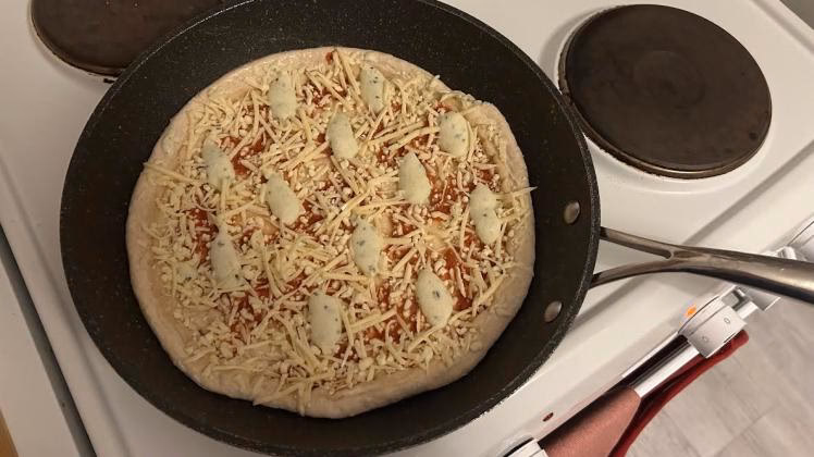 Wie macht man eine Pizza in der Pfanne knusprig?