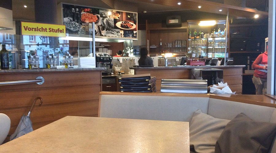 Was bietet Tonis Pizzeria in Baden-Baden?