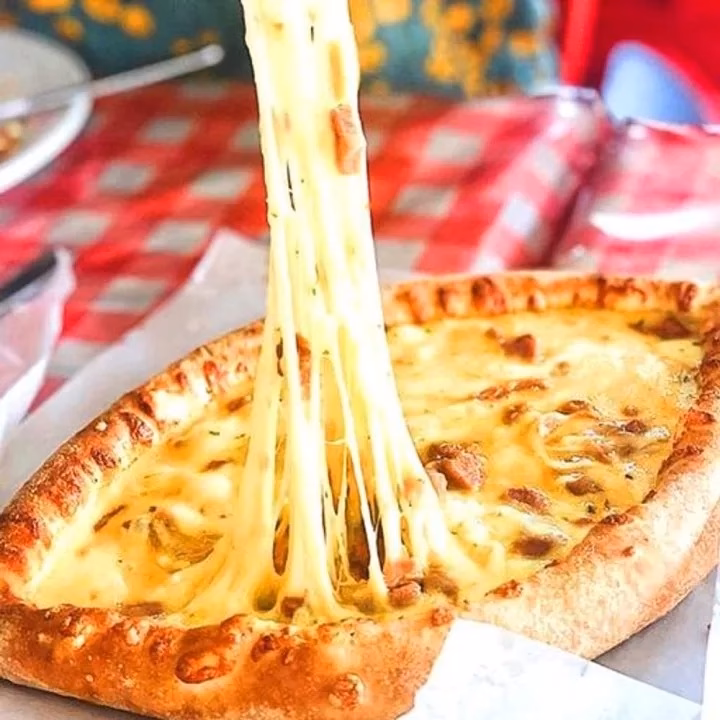 How many outlets does US pizza have?