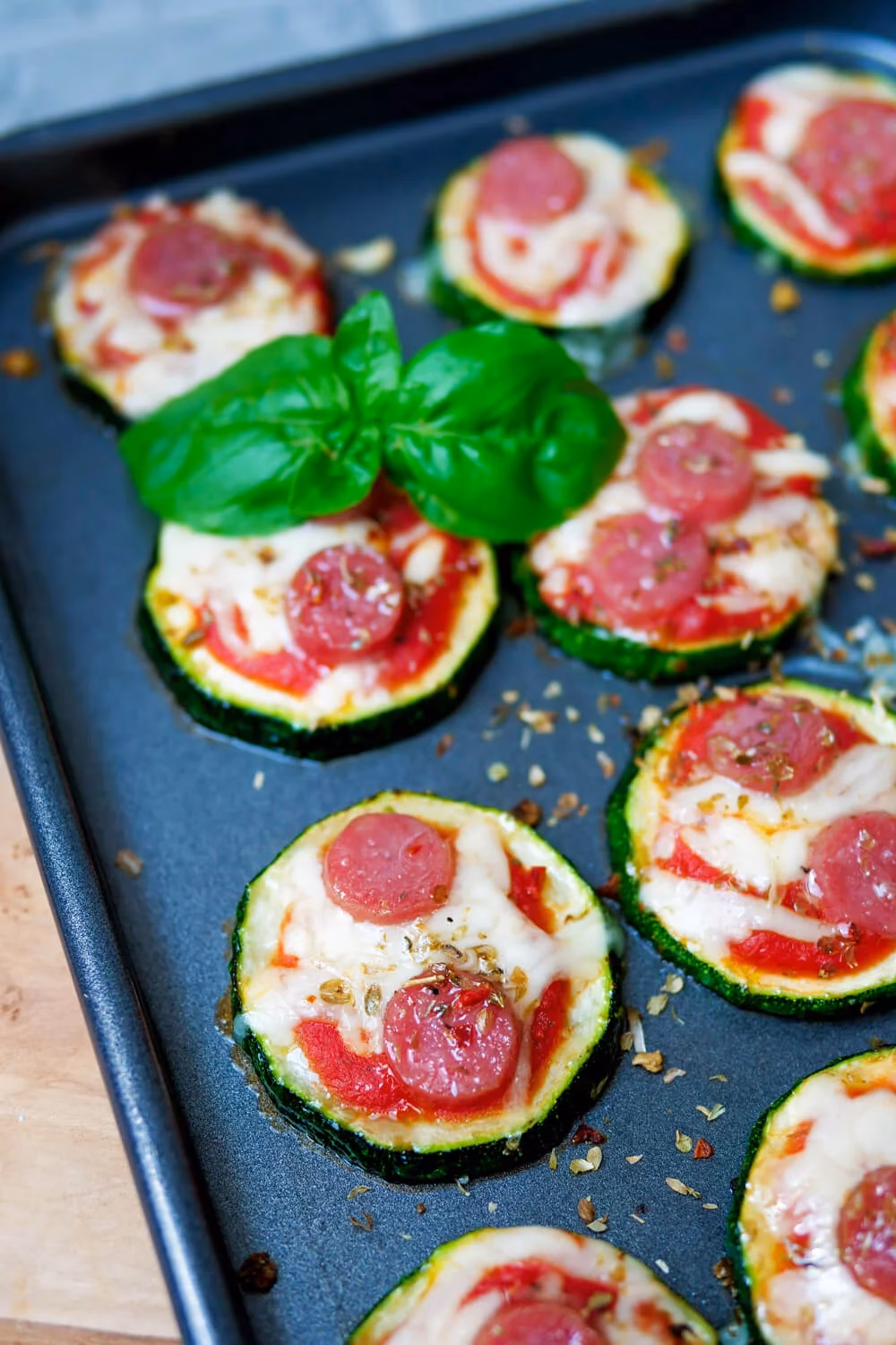 Wie bereitet man Zucchini-Pizza-Happen zu?